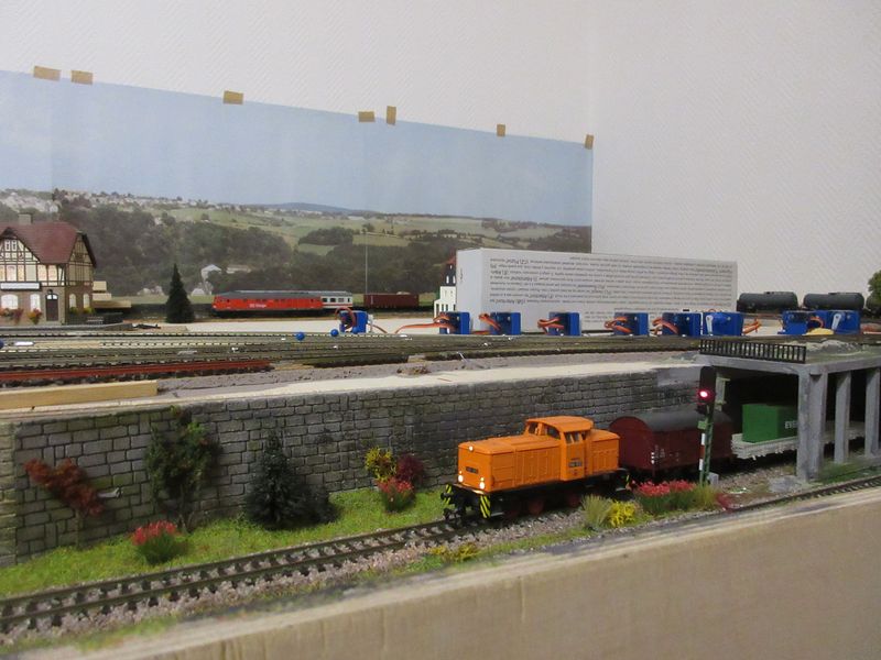 Diesellok V60 Orange bei der Ausfahrt aus dem Tunnel vom Schattenbahnhof kommen