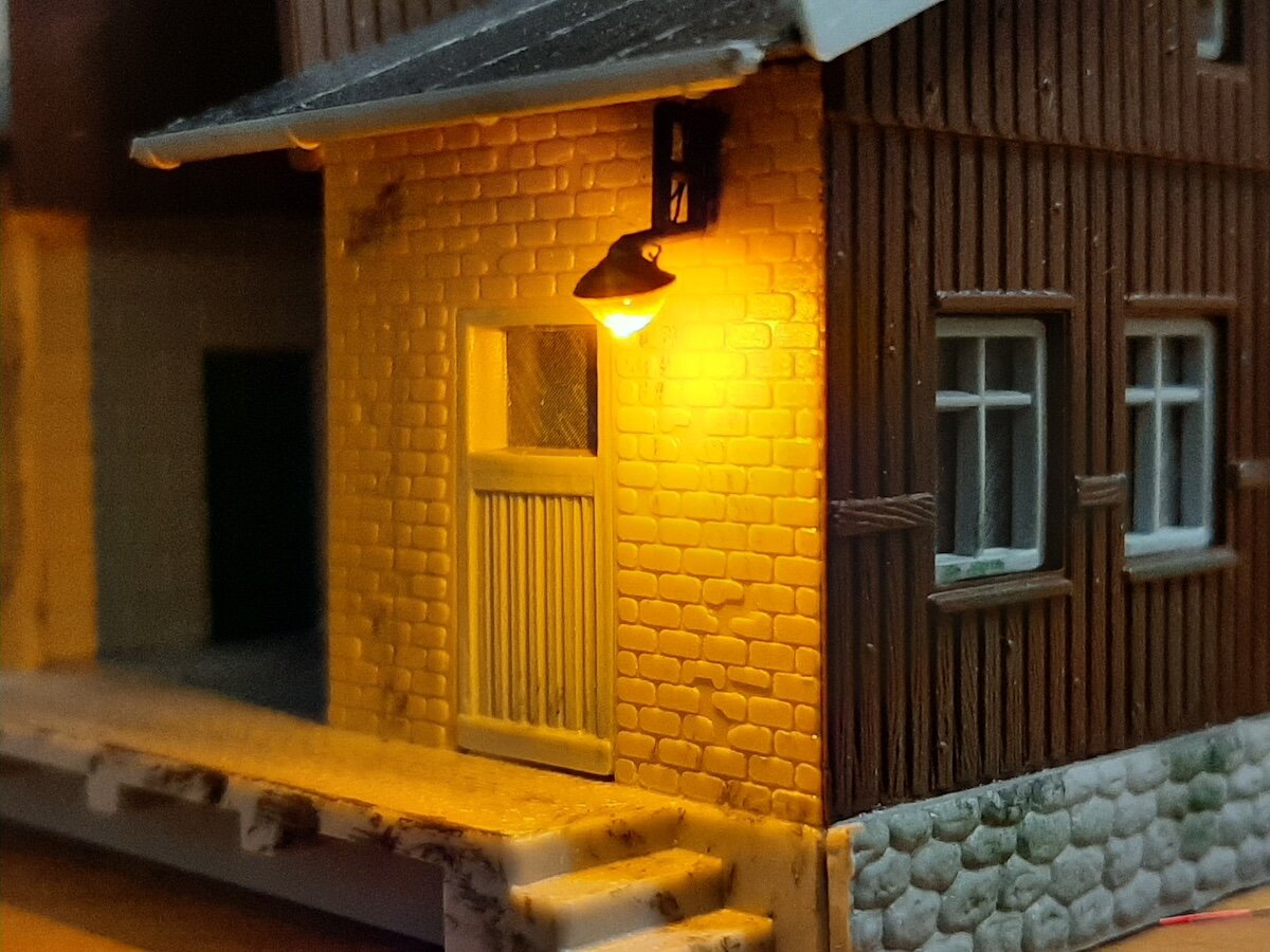 Modellbahn Stahl- & Maschinenbau-Lagergebäude, Außenlampe beleuchtet mit SMD LED 0402